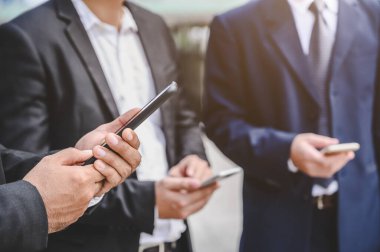 İş grupları iş bağlantıları, ticaret, iletişim, hisse senedi, finans ve teknoloji için cep telefonu kullanıyor.