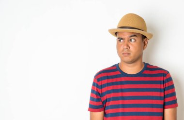 27-35 yaşlarındaki Asyalı erkekler düşünüyor ve surat asıyorlar. Kafaları karışık, anlamıyorlar, merak ediyorlar. Bu fotoğraf stüdyoda çekildi. Beyaz bir arka planı var.