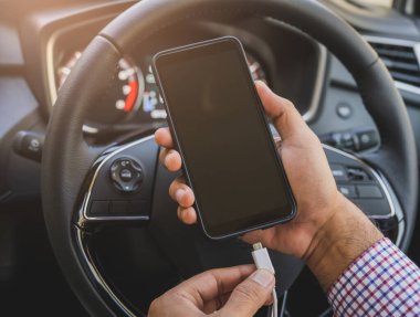 Arabada akıllı telefonlar şarj ediliyor..