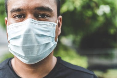 Sokakta maske takan bir adam. Virüse karşı koruma