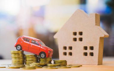 Bir araba dolusu para. Araba konsepti için para biriktiriyorum. Araba finansmanı, araba yeni konsept.