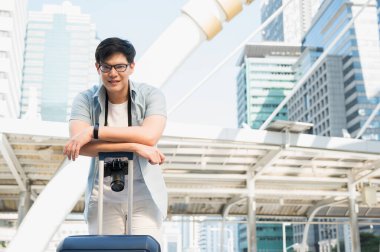 Şehir merkezinde genç Asyalı gezgin yakışıklı bir adam..