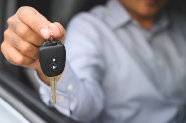 İş adamı araba anahtarı veriyor. Yeni araba konsepti.