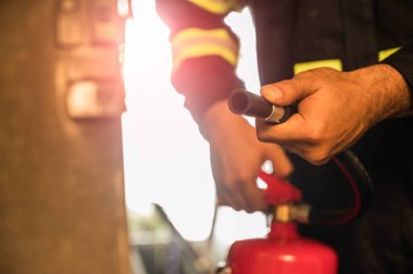 İtfaiyeci, yangın söndürücüyü kullanarak yaklaş..