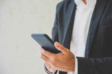 Akıllı telefon kullanarak erkek ellerine yakın çekim