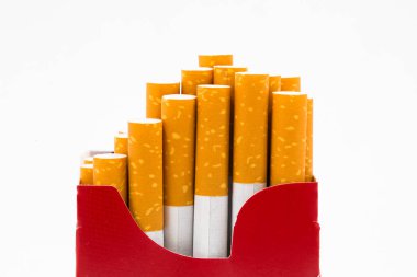 İzole edilmiş sigara dolu kırmızı kutu.