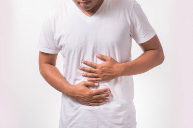 Genç adamın karnı ağrıyor.