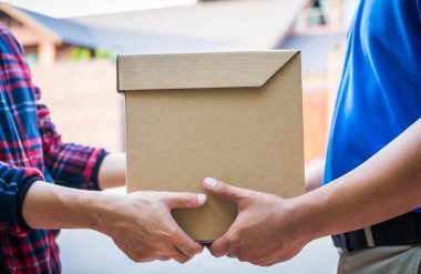 Teslimatçıdan gelen kutuları el ile teslim almak..