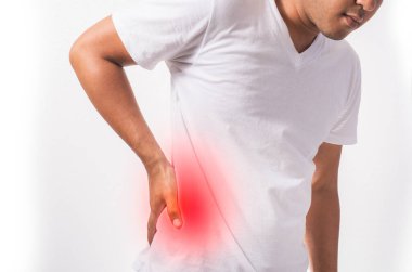 Genç adam bel ağrısından muzdarip.