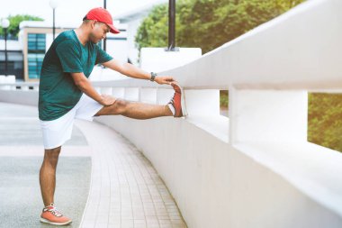 Genç Asyalı adam fotokopi çekmeden önce bacaklarını açıyor..