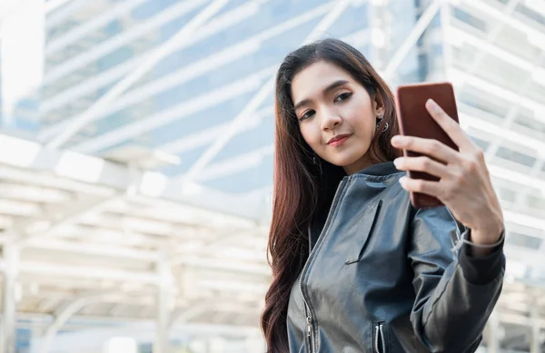 Jeune Asiatique Belles Femmes Utilisant Smartphone Prendre Selfie — Photo