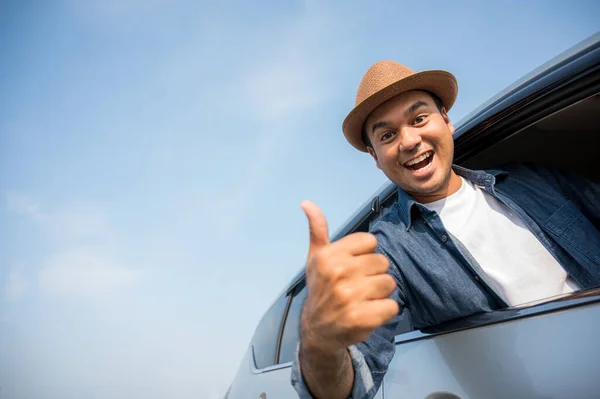 Joven Guapo Asiático Hombre Conducir Coche Viajar Vacaciones Tiempo Con — Foto de Stock