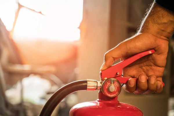 Cerca Mano Bombero Usando Extinguidor Incendios Luchando — Foto de Stock