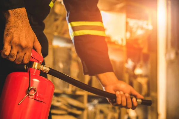 Cerca Mano Bombero Usando Extinguidor Incendios Luchando —  Fotos de Stock