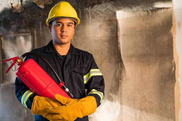 Joven Bombero Asiático Los Bomberos Utilizan Extinción Incendios Que Están —  Fotos de Stock