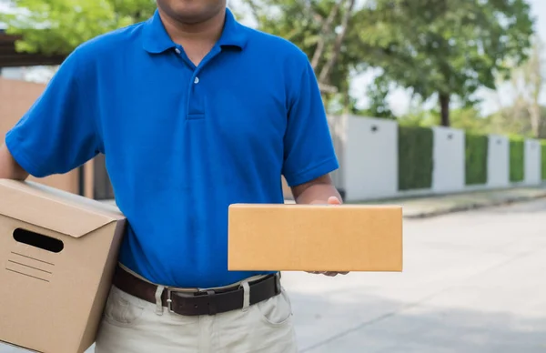 Entrega Azul Hombre Que Sostiene Caja Cartón Del Paquete — Foto de Stock