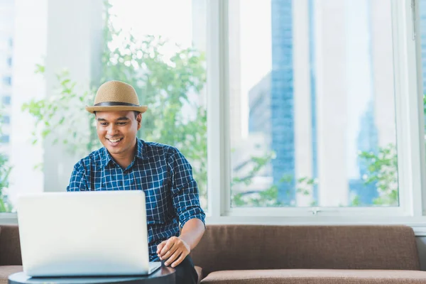 Casual Asiatisk Affärsman Som Använder Laptop För Sitt Arbete Med — Stockfoto