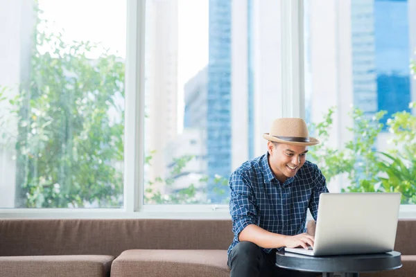 Casual Asiatisk Affärsman Som Använder Laptop För Sitt Arbete Med — Stockfoto