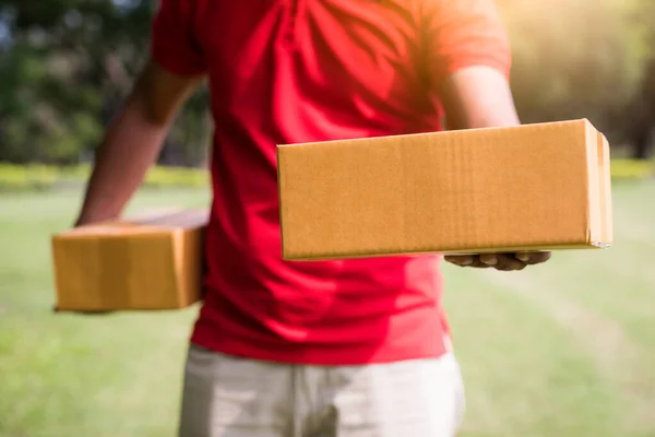 Entrega Hombre Uniforme Rojo Con Caja Cartón Paquete — Foto de Stock