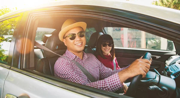 Feliz Momento Pareja Asiático Hombre Mujer Sentado Coche Disfrutando Del — Foto de Stock