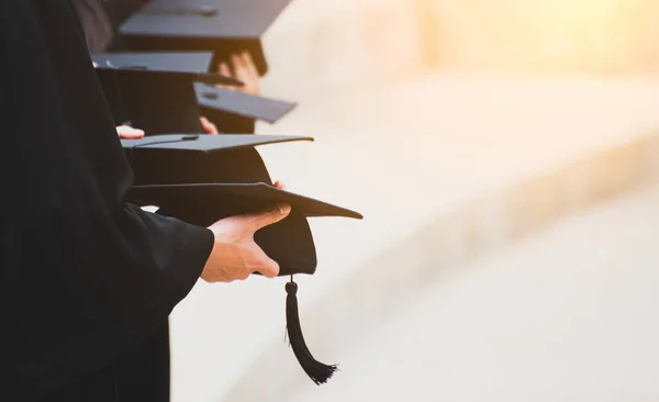 Cerrar Graduado Sosteniendo Sombrero Concepto Educación Éxito Universidad Con Espacio —  Fotos de Stock