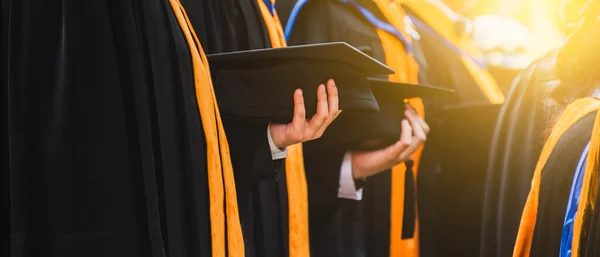 Cerrar Graduado Sosteniendo Sombrero Concepto Educación Éxito Universidad Con Espacio —  Fotos de Stock