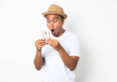 Şaşırmış ve şok olmuş Asyalı adam akıllı telefon gibi görünüyor.