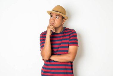 27-35 yaşlarındaki Asyalı erkekler düşünüyor ve surat asıyorlar. Kafaları karışık, anlamıyorlar, merak ediyorlar. Bu fotoğraf stüdyoda çekildi. Beyaz bir arka planı var.