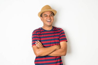 27-35 yaşlarındaki Asyalı bir adamın portresi şu anda keyif verici bir şekilde eğleniyor ve sevinç ve mutluluğu ifade etmek için kollarını kavuşturuyordu.