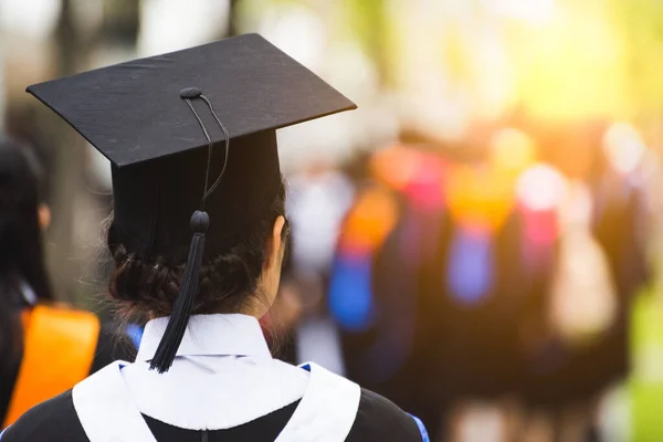 Hátsó Nézet Diplomások Csatlakoznak Diplomaosztó Ünnepségen Egyetemen Oktatási Diploma Egyetemi — Stock Fotó
