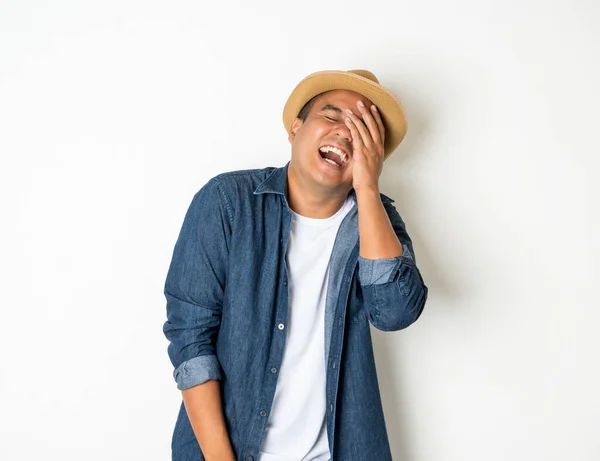Hombres Asiáticos Alrededor Años Que Usan Sombreros Jeans Pie Riendo — Foto de Stock