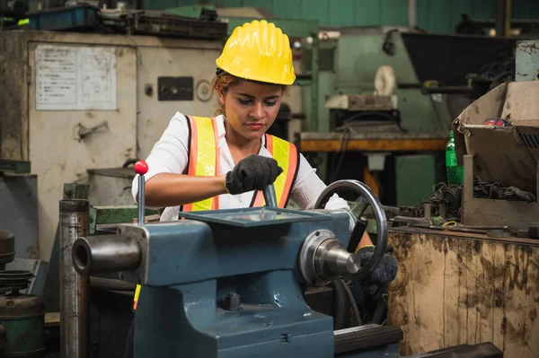 Vrouwelijke Industriële Werknemer Werken Controleren Machine Een Grote Industriële Fabriek — Stockfoto