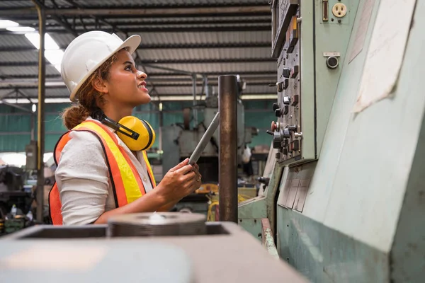 Female Industrial Worker Working Checking Machine Large Industrial Factory Many — Stock Photo, Image