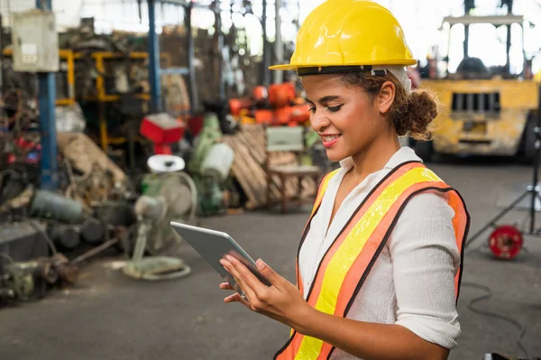 Female Industrial Worker Working Checking Machine Large Industrial Factory Many — Stock Photo, Image