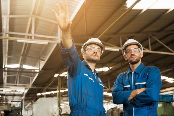 Lavoratori Industriali Stanno Lavorando Progetti Grandi Impianti Industriali Con Molti — Foto Stock