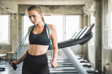 Güzel Kadın Spor Salonunda Zıplama İpi ile Poz Veriyor.