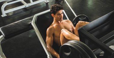 Beden eğitiminde güçlü kaslı adam pazularda egzersiz yapıyor. Ağırlık antrenmanı konsepti.