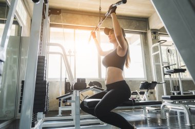 Spor salonunda çalışan güzel bir kadın.