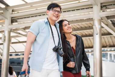 Asyalı çift, şehir merkezine gitmek için sabırsızlanıyor..