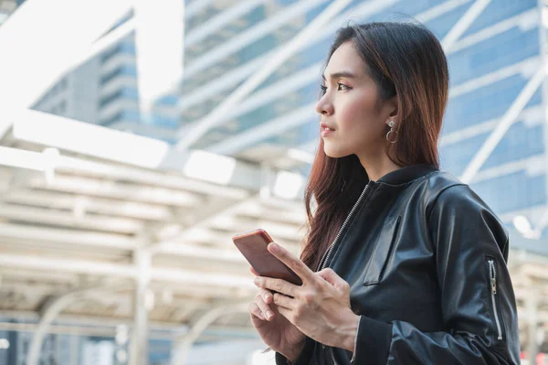 Jeune Asiatique Belles Femmes Utilisant Smartphone — Photo