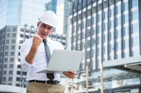 Civil Engineering Using Laptop While Working Building Construction Site Feeling — Stock Photo, Image