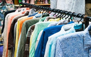 Askıda bir sürü gömlek..