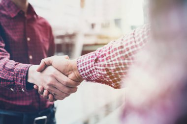 İş ekibi tokalaşıyor. İyi anlaşma, başarı, anlaşma, selamlama & iş ortağı konsepti.