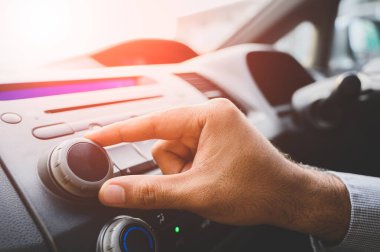 Araba radyosunun erkek el ayarlarını kapat.