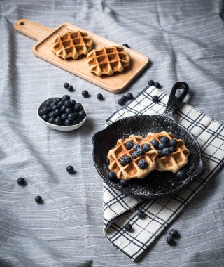 Tavada yabanmersinli Belçika waffle 'ı.