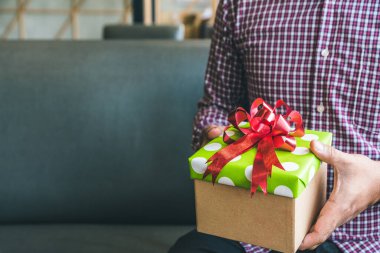 Hediye kutusunu tutan eller. Mutluluk, Sevgililer Günü, Noel ya da yeni yıl konsepti.