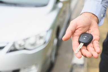 İş adamı araba anahtarı veriyor. Yeni araba konsepti.