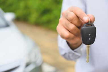 İş adamı araba anahtarı veriyor. Yeni araba konsepti.