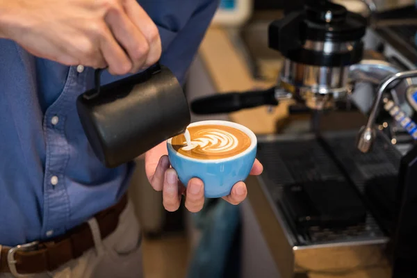 Barista Haciendo Arte Café Con Leche Una Cafetería — Foto de Stock