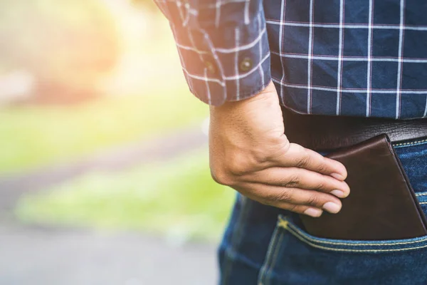 Homem Colocando Sua Carteira Bolso Trás — Fotografia de Stock